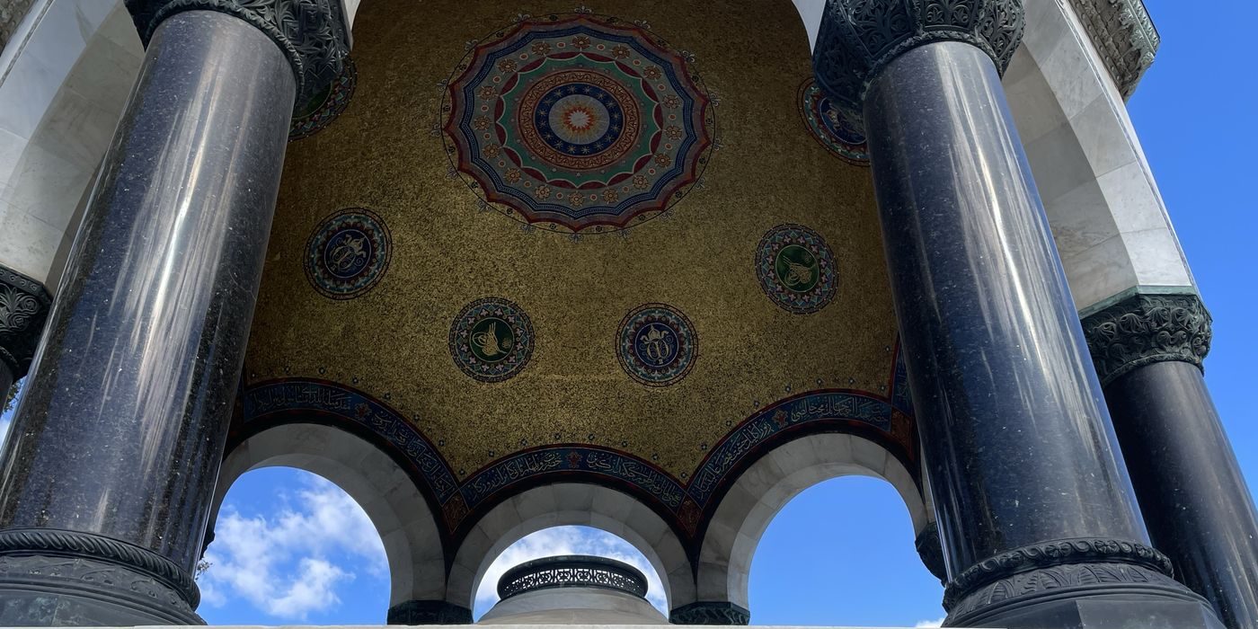 Inside the dome of the German Fountain: gold mosaic, medallions with the tughra of Abdülhamid II and the monogram of Wilhelm II, and a band of Ottoman calligraphy over the arches