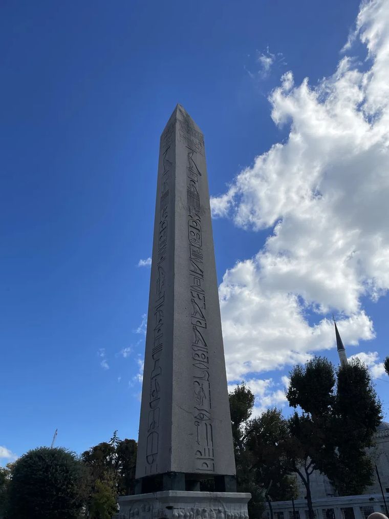 The obelisk from its second side